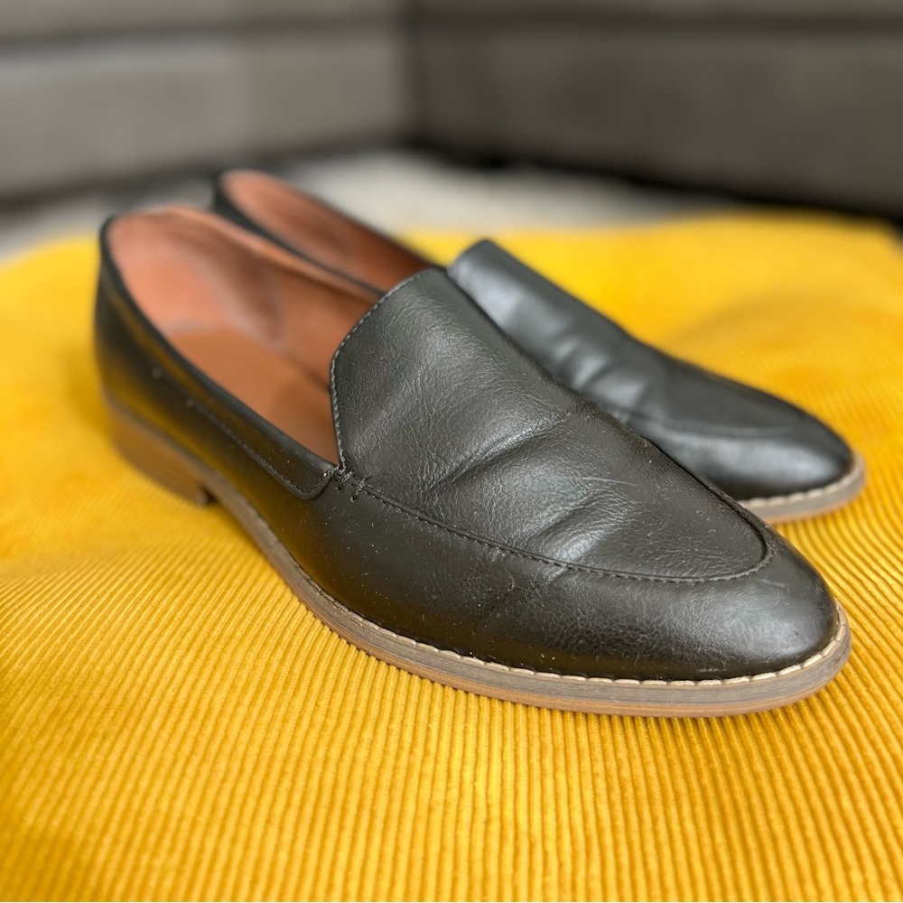 Women’s 10 Indigo Rd Black Leather Loafer Flats Slight Heel